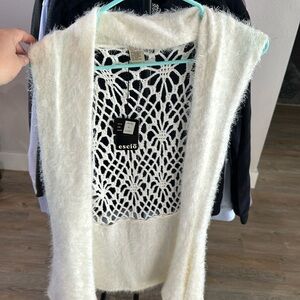 Women’s sleeveless cardigan